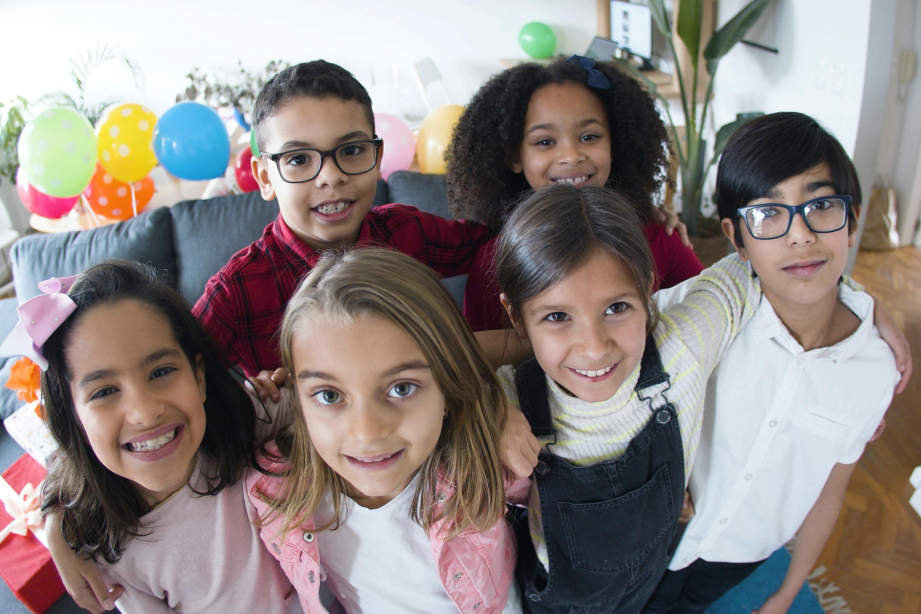Happy kids in an online English class at Noa Academy for ages 7-11